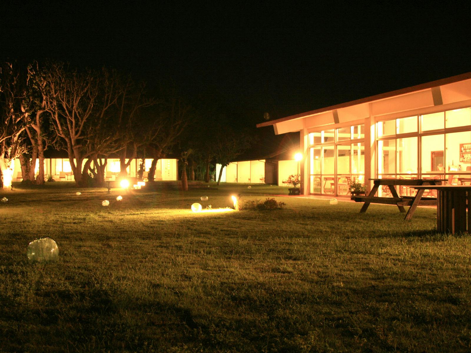 *【ภายนอก (กลางคืน)】