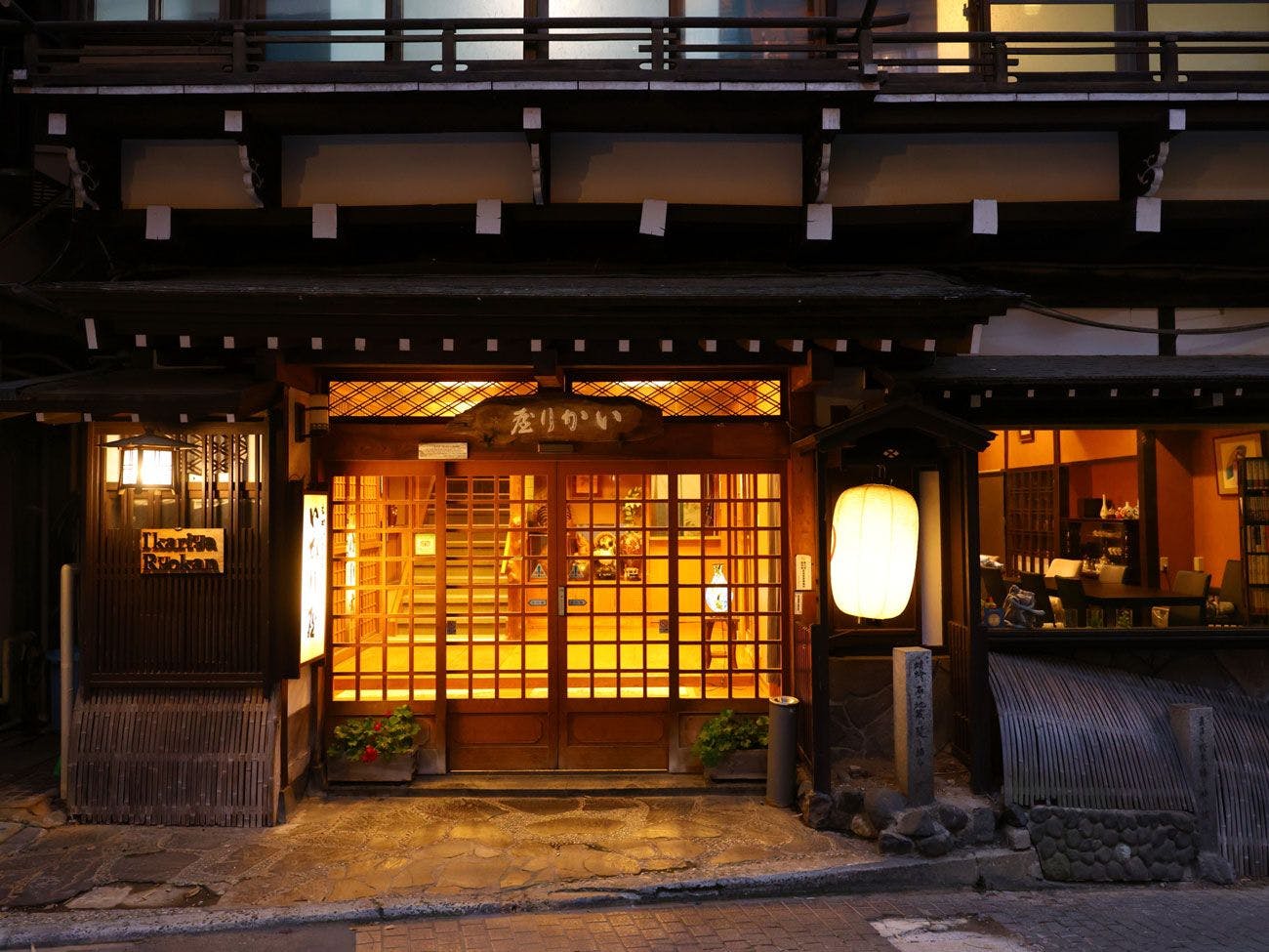 【Eksterior】Pintu Masuk Saat Senja