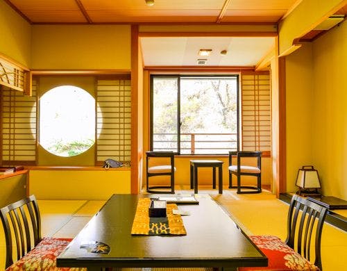 *花舞樹の館：日の差し込む明るいお部屋