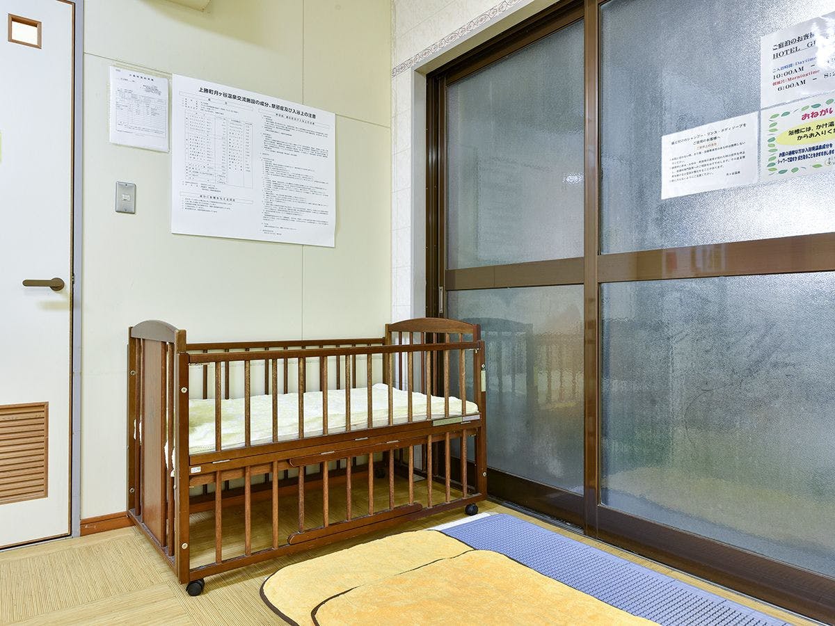 * ห้องอาบน้ำรวมชั้น 2. ห้องเปลี่ยนเสื้อผ้า.