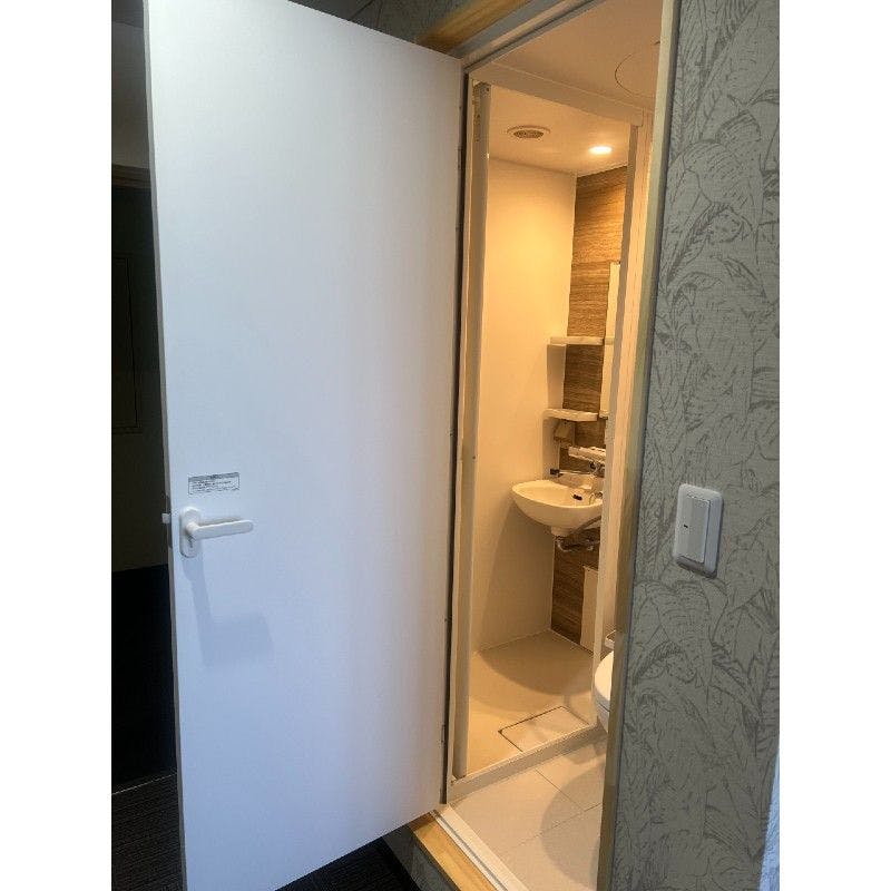 ห้องอาบน้ำฝักบัวในห้องพักเดี่ยวของอาคารหลัก