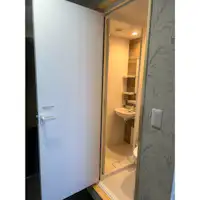 ห้องอาบน้ำฝักบัวในห้องพักเดี่ยวของอาคารหลัก