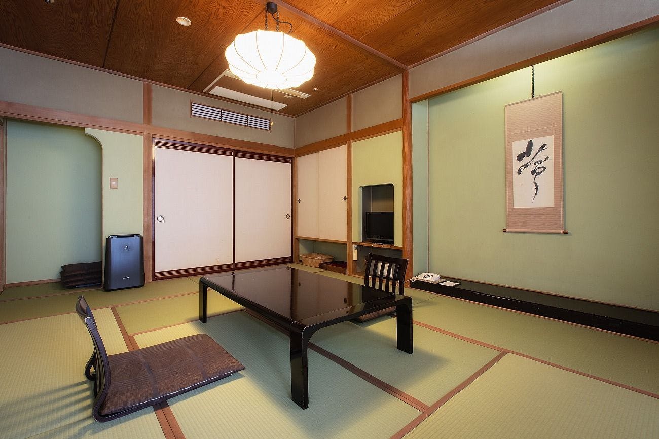 ห้องพักสไตล์ญี่ปุ่นขนาด 10 เสื่อ พร้อมอ่างอาบน้ำและห้องน้ำ