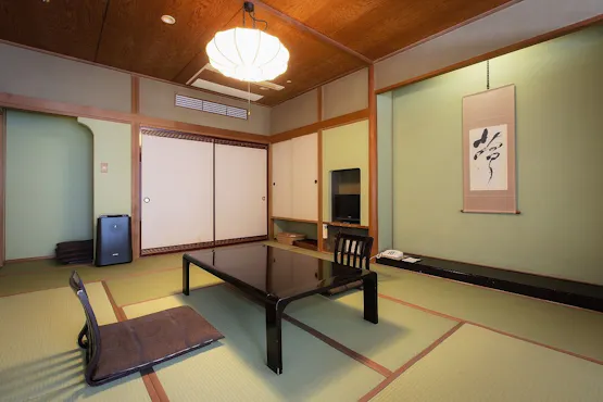 ห้องพักสไตล์ญี่ปุ่นขนาด 10 เสื่อ พร้อมอ่างอาบน้ำและห้องน้ำ