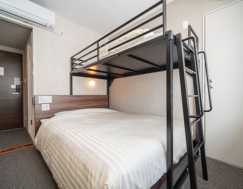 ダブルベッドとロフトベッド付