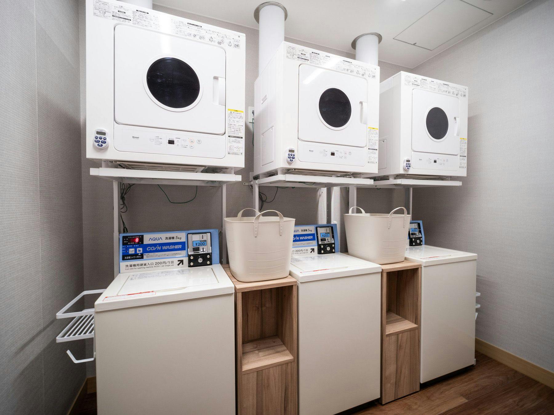 เรามีเครื่องซักผ้าและเครื่องอบผ้าอย่างละ 3 เครื่อง