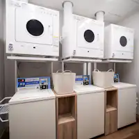 เรามีเครื่องซักผ้าและเครื่องอบผ้าอย่างละ 3 เครื่อง