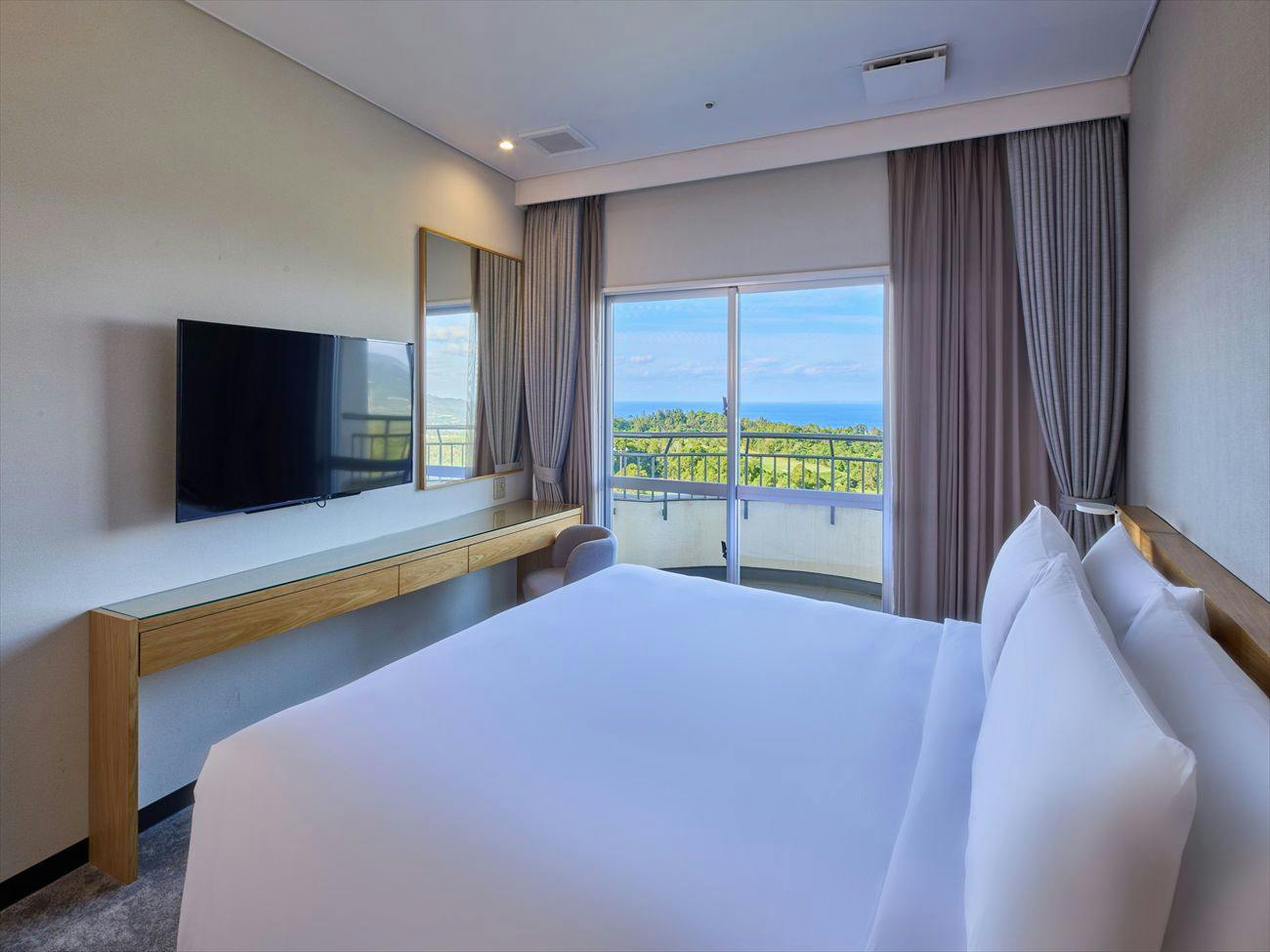 ANA Crowne Plaza Resort Okinawa Uruma Hills