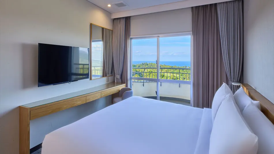 ANA Crowne Plaza Resort Okinawa Uruma Hills