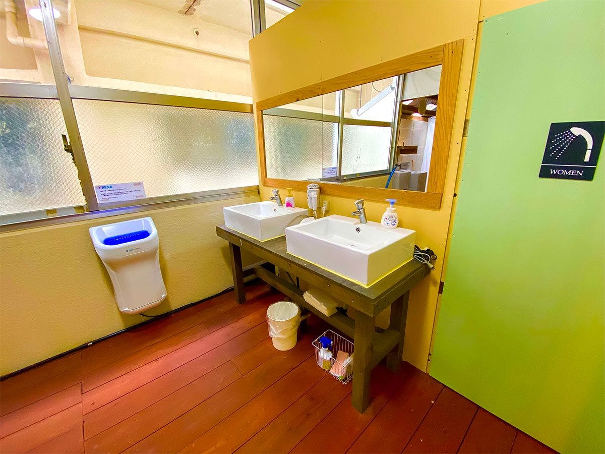 - 공용 세면 공간과 샤워룸