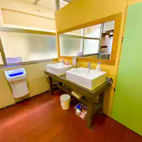 - 공용 세면 공간과 샤워룸