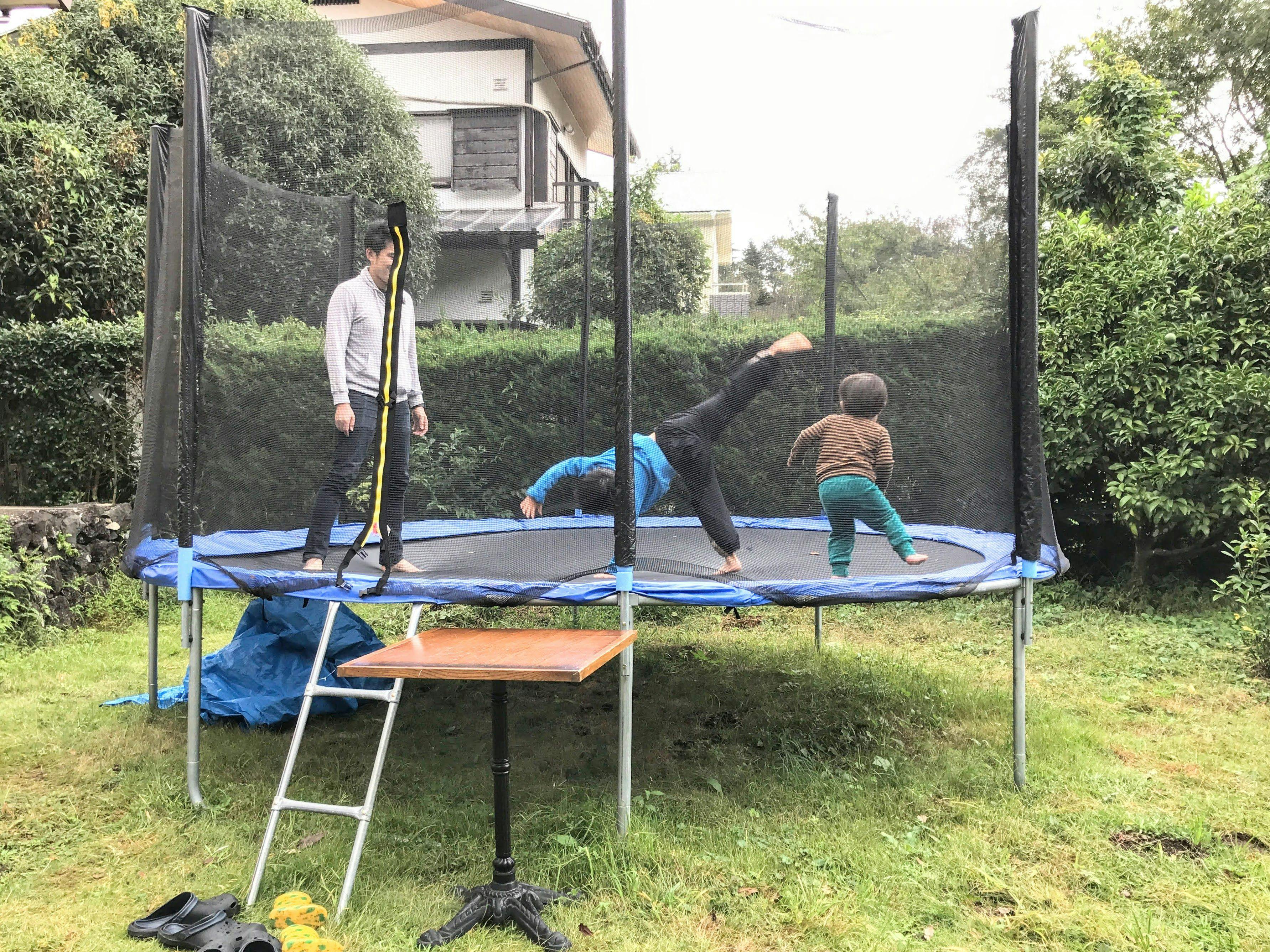 แทรมโพลีนขนาดใหญ่ที่ติดตั้งในสวน