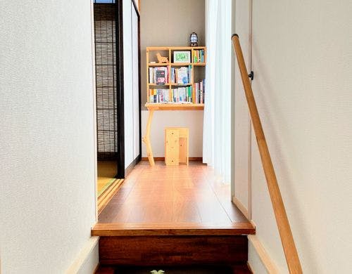 寝室から中二階の和室へ