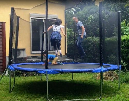 親子で楽しむ大型トランポリン