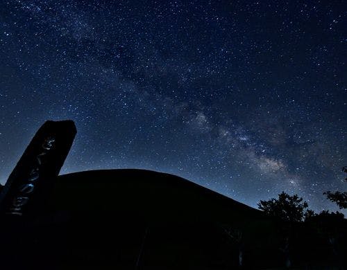 大室山の背景に浮かぶ天の川