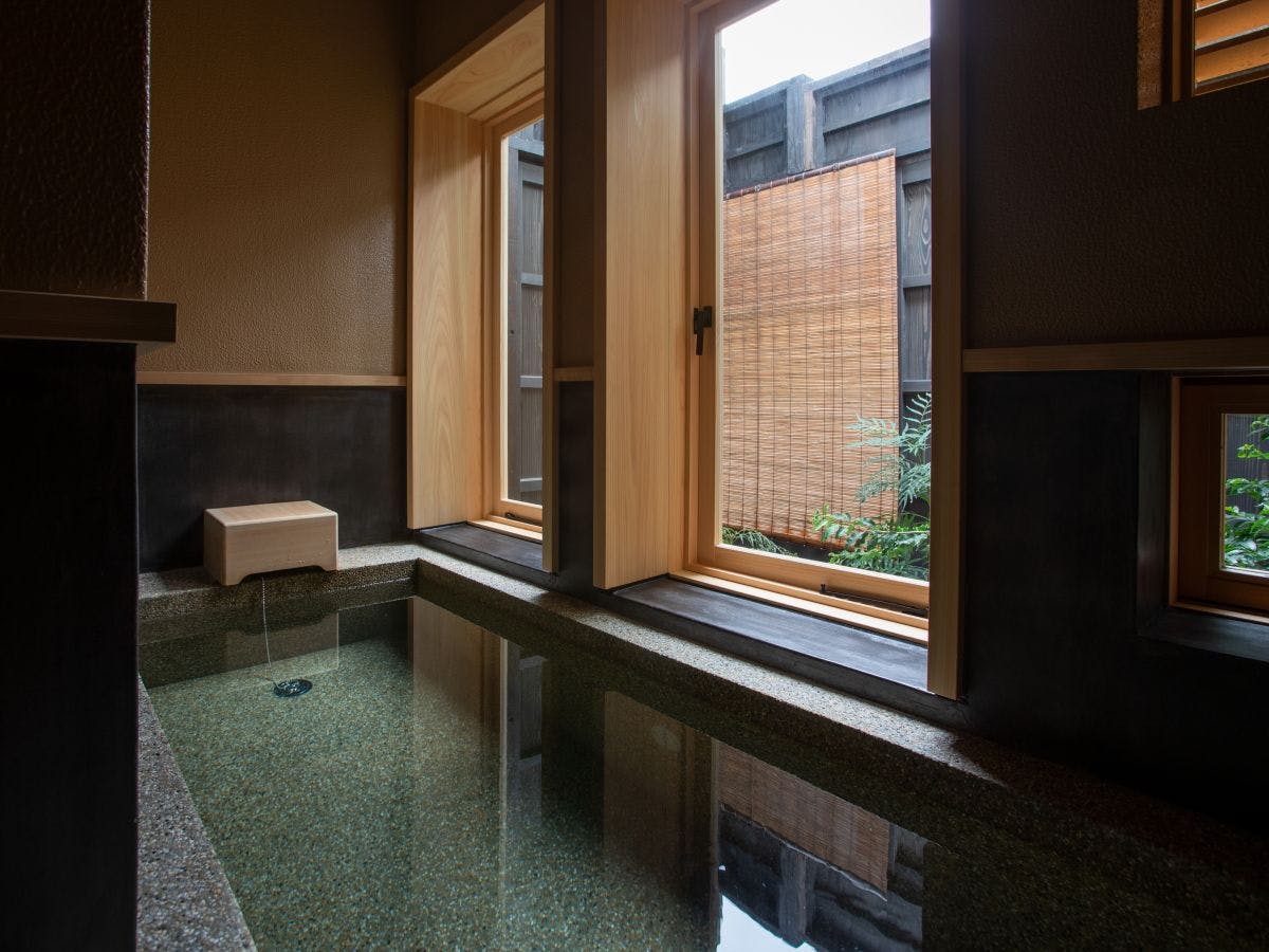 ห้องพักใหม่พร้อมอ่างอาบน้ำกลางแจ้ง แยกต่างหาก Kura <Toga>