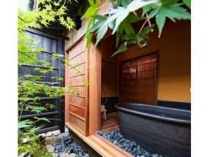 อ่างอาบน้ำกลางแจ้งส่วนตัวสำหรับโจฮานะ