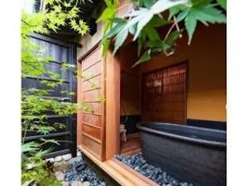 อ่างอาบน้ำกลางแจ้งส่วนตัวสำหรับโจฮานะ