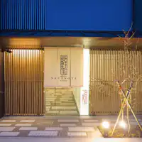 ทางเข้า (กลางคืน)