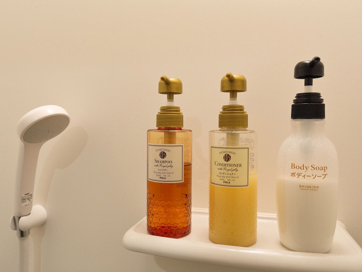 ・มีสิ่งอำนวยความสะดวกในห้องน้ำของผลิตภัณฑ์ POLA ครบครัน