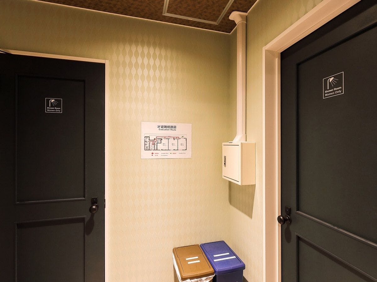 - ห้องอาบน้ำสำหรับผู้หญิงเท่านั้น / มีสองแห่ง