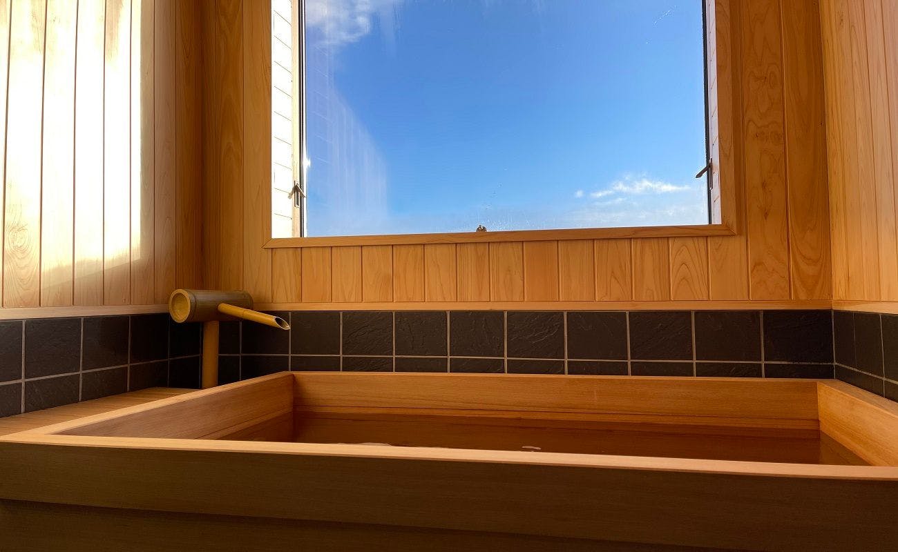 Annex twin room with a hinoki bath overlooking Lake Inawashiro.