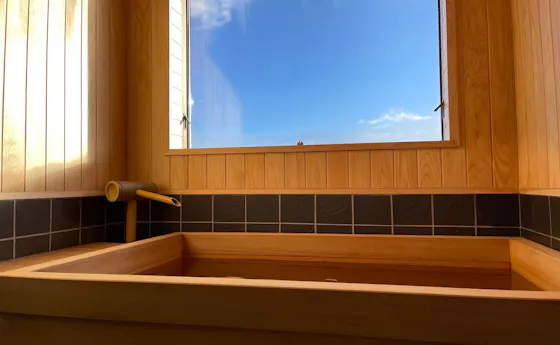Annex twin room with a hinoki bath overlooking Lake Inawashiro.