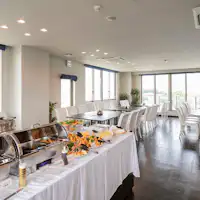 Sarapan disajikan dalam bentuk prasmanan.