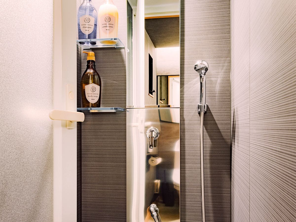 - Satu bilik shower juga tersedia.