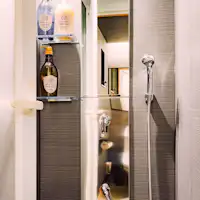 - Satu bilik shower juga tersedia.