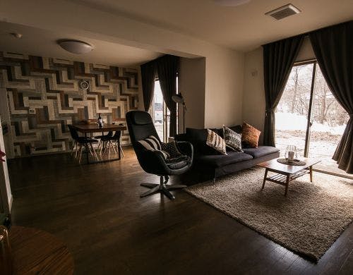 壁掛テレビがリビングにあります