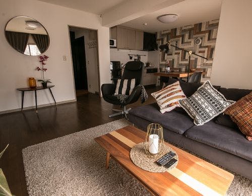 トイレは玄関の向こう側にあります