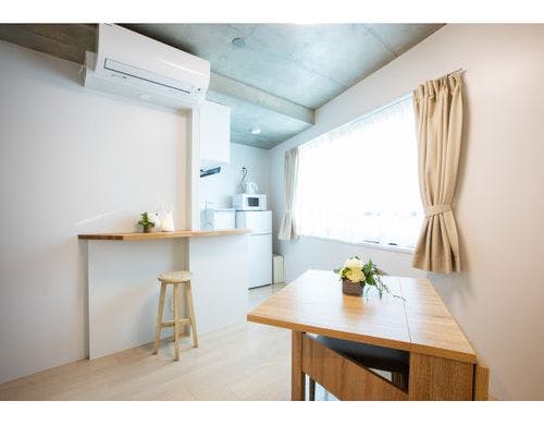 お洒落なカウンターで読書も可能。