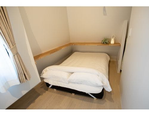 就寝スペースにはセミダブルベッド1台。