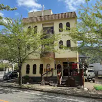 ภายนอกร้านสีเขียว