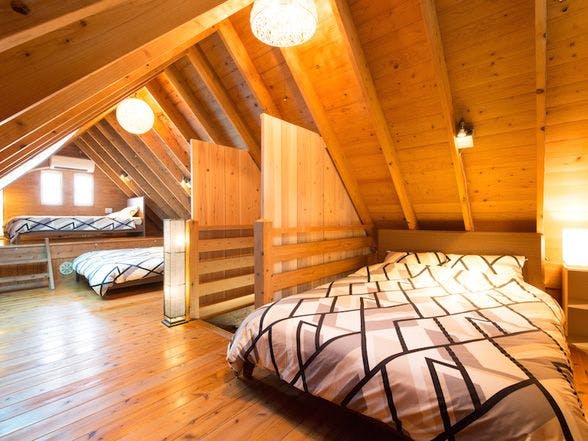 ห้องนอนเหมือนห้องใต้หลังคา (ชั้น 2)