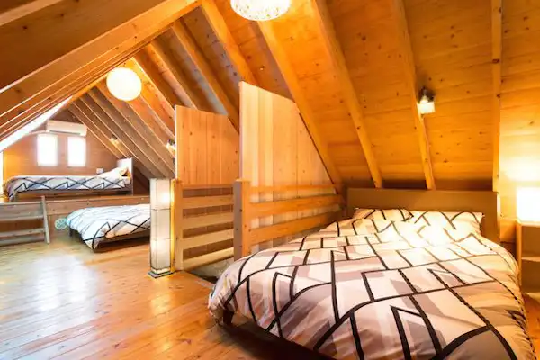 ห้องนอนเหมือนห้องใต้หลังคา (ชั้น 2)