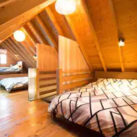 ห้องนอนเหมือนห้องใต้หลังคา (ชั้น 2)