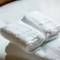 Shampo, kondisioner, handuk, dan lain-lain