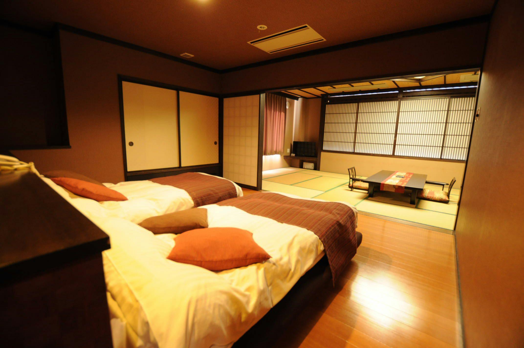 【West Wing】Japanese-Western Room / Japanese Room (10-16 tatami mats) + Twin