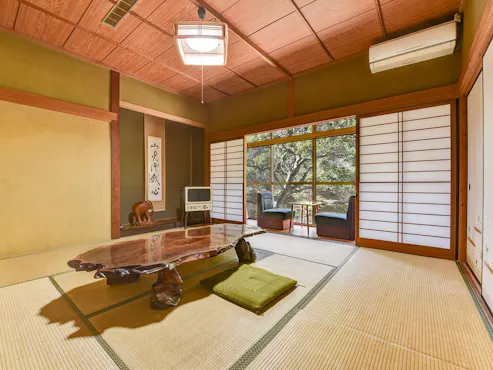 화장실과 세면대가 있는 다다미 8장 일본식 방.