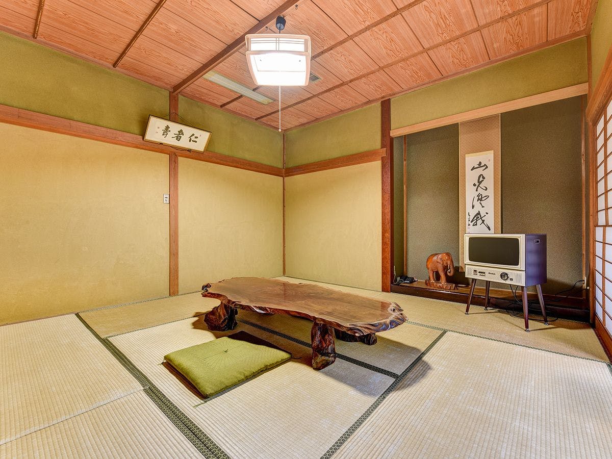 화장실과 세면대가 있는 다다미 8장 일본식 방.