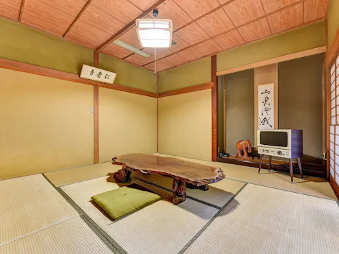 화장실과 세면대가 있는 다다미 8장 일본식 방.