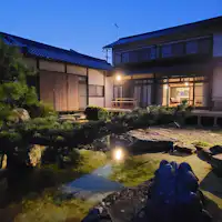 ระเบียงไม้ สวน บ่อน้ำ