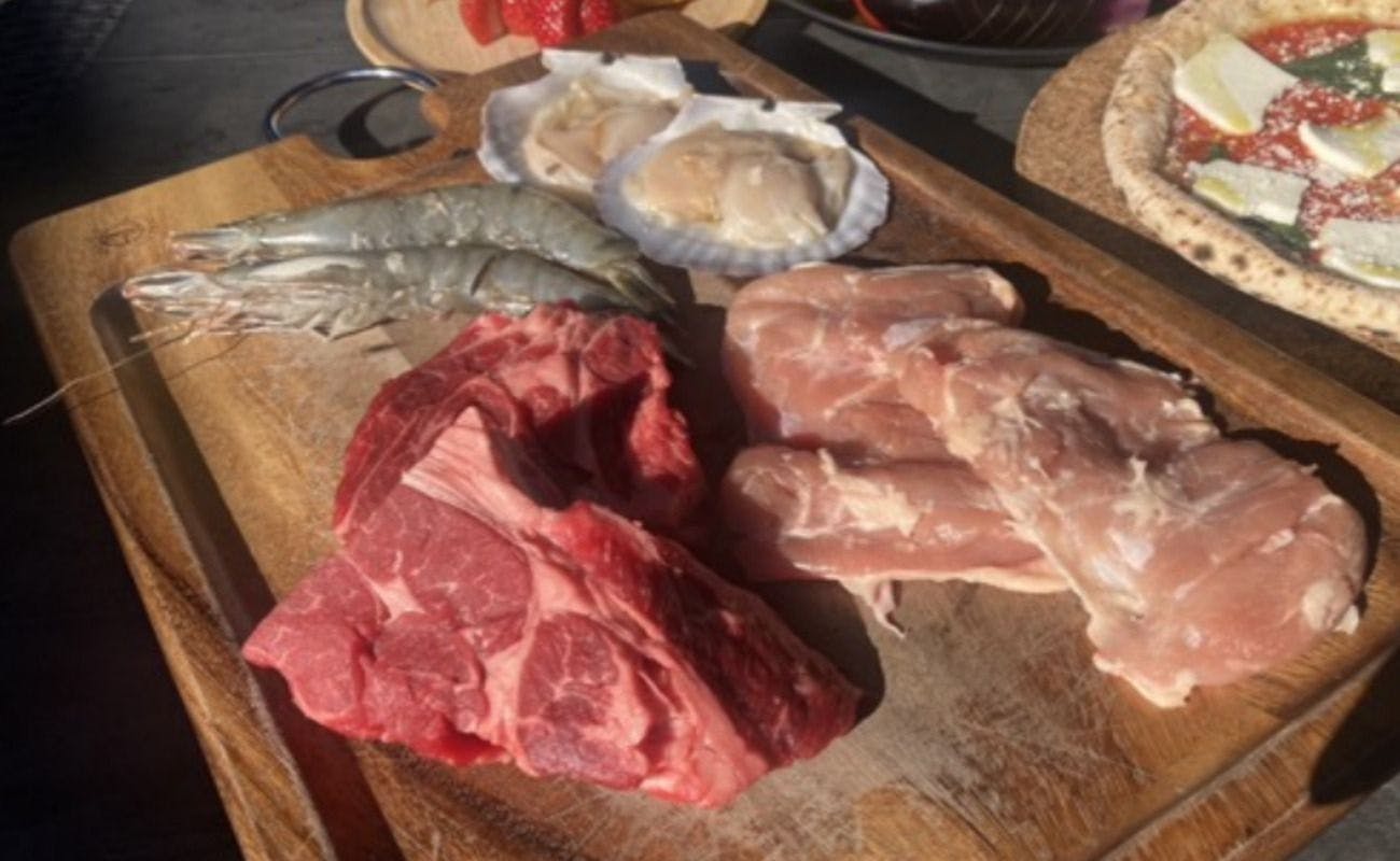 เนื้อวัวและเนื้อไก่ กุ้งทะเลตัวใหญ่ หอยเชลล์พร้อมเปลือก盛หรู