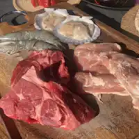 เนื้อวัวและเนื้อไก่ กุ้งทะเลตัวใหญ่ หอยเชลล์พร้อมเปลือก盛หรู