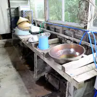 ที่เวิร์กช็อปไอคานะ คุณสามารถสัมผัสประสบการณ์ย้อมโคลนได้