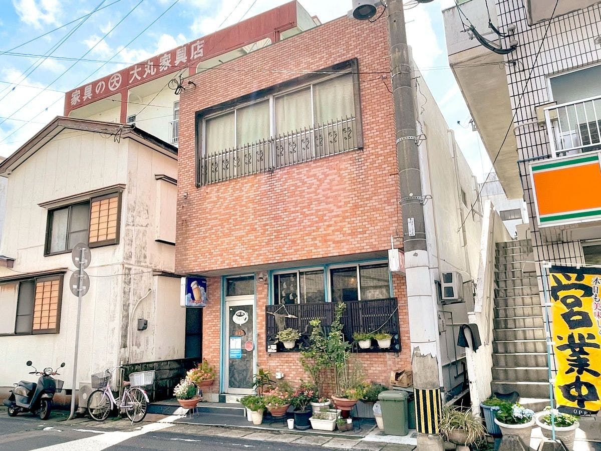 【ภายนอก】อาคารอิฐสีน้ำตาล