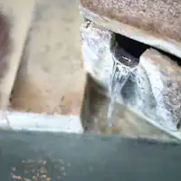 บ้านไม้ซุงพร้อมห้องอาบน้ำสาธารณะขนาดใหญ่