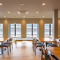 พื้นที่พักผ่อนและพื้นที่รับประทานอาหารสามารถมองเห็นดาดฟ้าได้